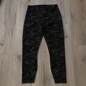 Fabletics Powerhold CAMO leggings NEW! Large